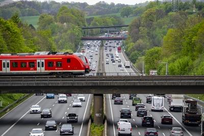 S-Bahn Zug ?berquert die Autobahn A3, Verkehr auf 8 Spuren, inkl. des tempor?r freigegebenen Standstreifen, hinter dem A-stock-foto