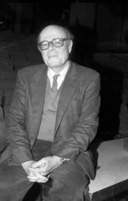 Bildnummer: 56753270  Datum: 01.03.1991  Copyright: imago/teutopressMarcel Oph?ls (Regisseur) 03/91 - Marcel Oph?ls im M?rz 1991 bei dem Adolf-Grimme-Festival Frankreich Franzose franz?sischer Mann Regisseur Dokumentarfilmer Film Kino Regie Dokumentation Dokumentationen Schauspiel Halbglatze Brille Brillentr?ger Hemd Krawatte Sakko Jackett seri?s Weste Uhr Armbanduhr sitzend H?nde gefaltet neutral l?chelnd hoch halb sw People x0x xsk 1991 hoch  56753270 Date 01 03 1991 Copyright Imago teutopress Marcel Oph?ls Director 03 91 Marcel Oph?ls in March 1991 at the Adolf Grimme Festival France Frenchman French Man Director Documentary Film Cinema Director Documentation Documentation Acting Halbglatze Glasses Wearing glasses Shirt Tie Jacket Jacket seriously Vest Clock Watch seated Hands folded neutral smiling vertical half black and white Celebrities x0x xSK 1991 vertical-stock-foto