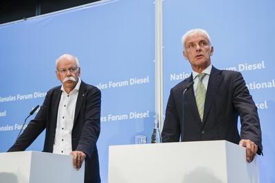 Vorstandsvorsitzende der Daimler AG Dieter Zetsche L und Vorstandsvorsitzender der Volkswagen AG M-stock-foto