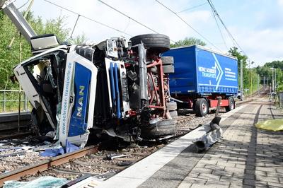 LKW Unfall-stock-foto