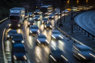 Hohe Verkehrsdichte auf der Berliner Stadtautobahn A100 nahe der Autobahnausfahrt Kurfuerstendamm. Berlin, 09.10.2017.-stock-foto