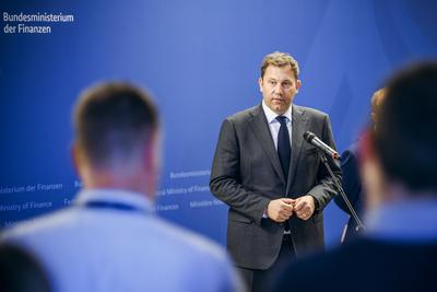 Lars Klingbeil trfft Stephane Sejourne-stock-foto