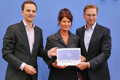 Berlin, Deutschland, 26.05.2025: Bundespressekonferenz: Ergebnisse zur B?rgerdebatte gerechte Steuern und Finanzen: L-R:-stock-foto