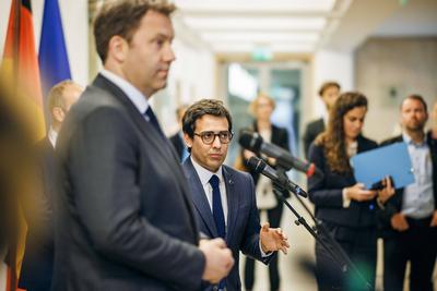 Lars Klingbeil trfft Stephane Sejourne-stock-foto