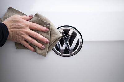 Feature Autow?sche Deutschland 10.11.2020 - Feature Autow?sche: Ein Volkswagen Golf Auto wird von einer Frau geputzt. Fo-stock-foto