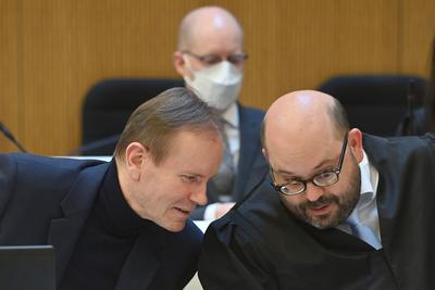 Dr. Markus BRAUN (Angeklagter und Ex Vorstandsvorsitzender wirecard), mit Verteidiger RA Nico WERNING. Hi:Oliver BELLENH-stock-foto
