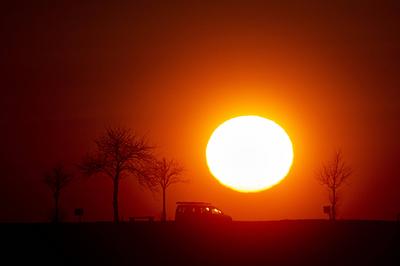 Ein Handwerkerauto zeichnet sich vor der untergehenden Sonne ab in Gebelzig, 24.03.2020. Gebelzig Deutschland *** A cra-stock-foto