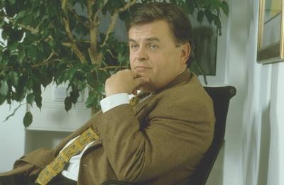 Dr Helmut Thoma 10 93 mapo quer halb Hand ernst nachdenklich seri?s Sakko braun Krawatte Mann Fern-stock-foto