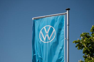 Das Logo des Autoherstellers Volkswagen ist vor einem Autohaus auf einer Flagge zu sehen. Sigmaringen Baden-W?rttemberg-stock-photo