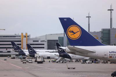 Frankfurt am Main am 21. Februar 2024, Flughafen-Airport v.l., Symbolfoto, Symbolbild: Lufthansa Flugzeuge am Gate, wart-stock-foto