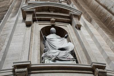 Bildnummer: 51054915  Datum: 13.09.2005  Copyright: imago/R?ttimannVerh?llte Statue des Heiligen Josemaria Escriva de Balaguer im Vatikan in Rom, Objekte; 2005, Rom, Vatikan, Vatikanstaat, Vatikanstadt, Fotostory, Statue, Statuen, Skulptur, Skulpturen, Figur, Figuren, Heiliger, Heilige; , , Kbdig, Einzelbild, Froschperspektive, Perspektive, Italien, Katholische Kirche, Religion,  , / quer, verh?llt-stock-photo