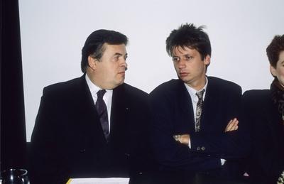 Dr Helmut Thoma mit G?nther Jauch 03 90 h?r quer halb sitzend unterhaltend Mann Fernsehen RTL Mana-stock-foto