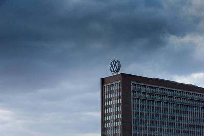 14.04.2020, xtgx, Symbolfotos Volkswagen Abgasskandal, dunkle Wolken ueber der Konzernzentrale von VW in Wolfsburg, Sym-stock-foto