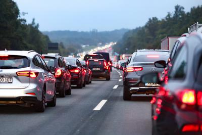 02.10.2024, Stau auf der Autobahn (Symbolbild). Die Staubilanz ist frustrierend - Hinter Spitzenreiter Berlin mit 55 Stu-stock-foto