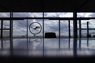 Impression vom menschenleeren K?ln Bonn Airport, an dem es w?hrend der Coronakrise zu extremen Flugausf?llen kommt. K?l-stock-photo