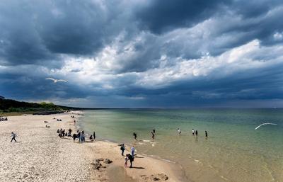 26.05.2025 Touristen gehen am Strand kurz vor der Seebr?cke in Zinnowitz, einem Ort auf der Insel Usedom im Landkreis Vo-stock-foto