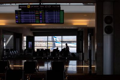 Symbolbild Flughafen TLV Israel, Flughafen Ben Gurion bei Tel-Aviv: Silhouette zwei Passagiere warten im Terminal sitzen-stock-foto