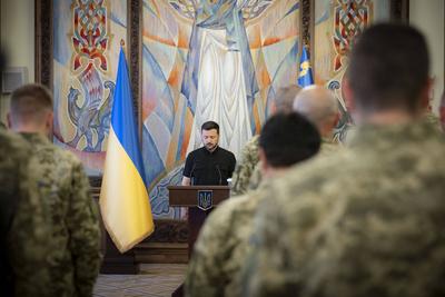 Ukrainian President, Volodymyr Zelenskyy, presents awards to veterans of the National Service in the field of special communications and information protection-stock-foto