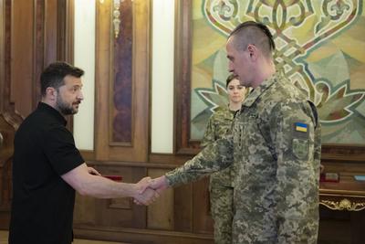 Ukrainian President, Volodymyr Zelenskyy, presents awards to veterans of the National Service in the field of special communications and information protection-stock-foto