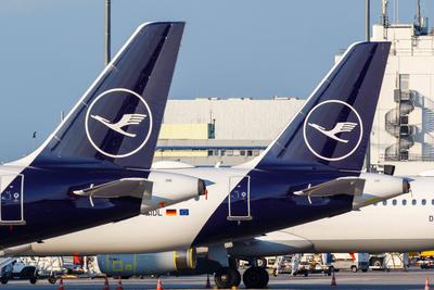Frankfurt, Deutschland, 27. Mai 2020: Airbus Leitwerke der Lufthansa mit dem Kranich Logo auf dem Flughafen Frankfurt (-stock-foto