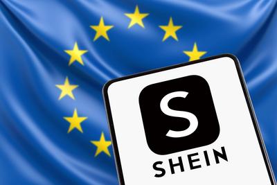 Shein App Logo Online-Shop aus China mit EU Europ?ische Union Flagge Onlinehandel Ecommerce auf einem Handy-stock-photo