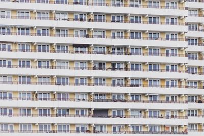 Ein Wohnblock im Bezirk Marzahn, aufgenommen in Berlin, 01.02.2023. Berlin Deutschland *** A block of flats in Marzahn d-stock-foto