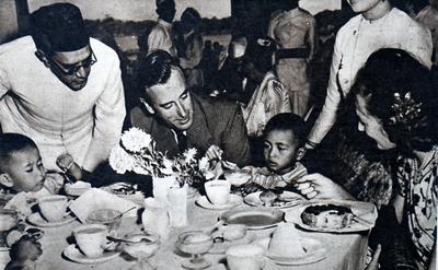 Photograph of the Louis Mountbatten, 1st Earl Mountbatten of Burma (1900-1979)meeting the children of Aung San, a Burmes-stock-foto