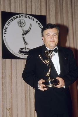 Dr Helmut Thoma mit Emmy 11 94 her Mann TV Management ?sterreich hoch halb stehend neutral dunkelh-stock-foto