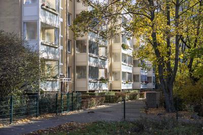 Ein Mietshaus iin Berlin Mitte. 02.11.2024, Berlin, GER - Ein Mietshaus im Sonnenlicht., Berlin Berlin Deutschland, DEU-stock-foto