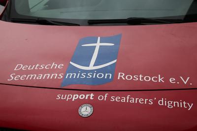 Blick am Dienstag (06.11.2022) im Überseehafen der Hanse- und Universitätsstadt Rostock zur Christbaumaktion der Deutsch-stock-foto