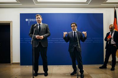 Lars Klingbeil trfft Stephane Sejourne-stock-foto
