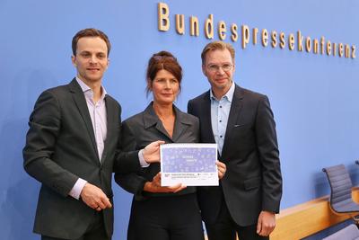 Berlin, Deutschland, 26.05.2025: Bundespressekonferenz: Ergebnisse zur B?rgerdebatte gerechte Steuern und Finanzen: L-R:-stock-foto