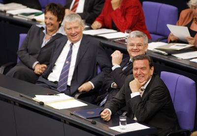 Ueber einen Versprecher von der CDU Vorsitzenden Angela Merkel lachen Bundeskanzler Gerhard Schroede-stock-foto