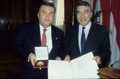 Dr Helmut Thoma li Dr Helmut Zilk 11 91 mapo quer halb stehend neutral seri?s Sakko Krawatte-stock-foto