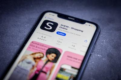 Apple App Store auf einem iPhone. Apps-Charts (gratis). SHEIN - Shopping online. // 20.03.2025 *** Apple App Store on an-stock-photo