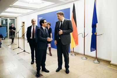 Lars Klingbeil trfft Stephane Sejourne-stock-foto