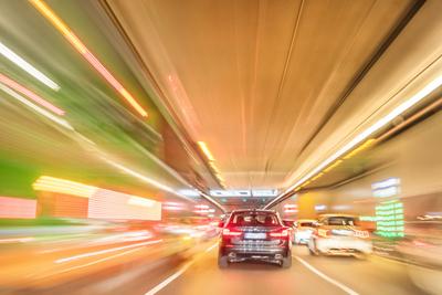 Autos fahren durch einen Tunnel, Symbolfoto Tunnelblick, Alkohol am Steuer, M?nchen, Oktober 2023 Deutschland, M?nchen,-stock-foto