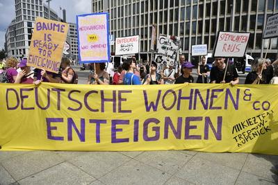 Mietendemo im Berliner Zentrum am Samstag, 01.06.2024. Unter dem Titel Die Miete ist zu hoch! rief das Buendnis Gemeinsa-stock-foto
