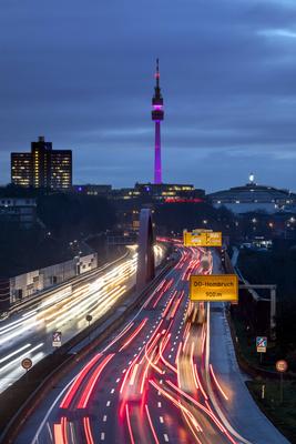 Stadtansicht Dortmund mit B1, Florianturm und Westfalenhalle *** City view Dortmund with B1, Florianturm and Westfalenha-stock-foto