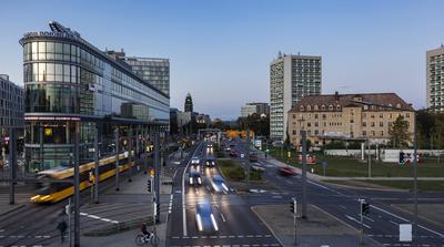 Wiener Platz, Sankt Petersburger Stra?e in Dresden *** Wiener Platz, Saint Petersburg Street in Dresden-stock-foto