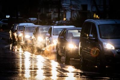 Autos stehen am fruehen Morgen an einer Kreuzung, aufgenommen in Berlin, 09.01.2019. Berlin Deutschland *** Cars parked-stock-foto