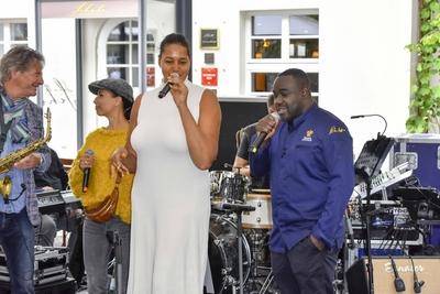 Cassandra Steen Saengerin mit Nelson Mueller zu Gast beim Grand Opening Relais und Chateaux Hotel Diepeschrather M?hle Muehle by Nelson M?ller Mueeler am 26.05.2025 in Bergisch Gladbach NRW Deutschland *** Cassandra Steen Saengerin with Nelson Mueller as guest at the Grand Opening Relais and Chateaux Hotel Diepeschrather M?hle Muehle by Nelson M?ller Mueeler on 26 05 2025 in Bergisch Gladbach NRW Germany-stock-foto