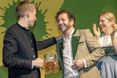 Felix Banaszak, GR?NEN-Bundesvorsitzender, Dominik Krause, Zweiter B?rgermeister, Katharina Schulze, Vorsitzende der Landtagsfraktion Bayern, Gr?ner Abend bei der Truderinger Festwoche, Volksfest im Stadtteil Trudering, M?nchen, 26.05.2025-stock-foto