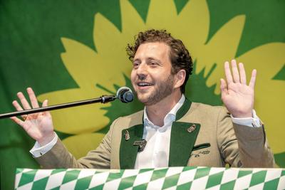 Felix Banaszak, GR?NEN-Bundesvorsitzender, Redner, Gr?ner Abend bei der Truderinger Festwoche, Volksfest im Stadtteil Trudering, M?nchen, 26.05.2025-stock-foto
