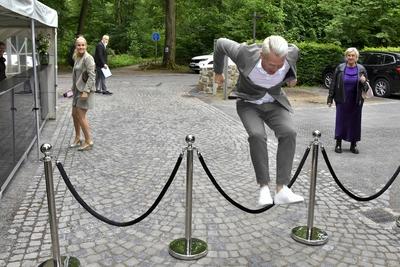 Guido Cantz Moderator springt ueber ein Absperband sportlich zu Gast beim Grand Opening Relais und Chateaux Hotel Diepeschrather M?hle Muehle by Nelson M?ller Mueeler am 26.05.2025 in Bergisch Gladbach NRW Deutschland *** Guido Cantz Moderator jumps over a barrier belt sporty guest at the Grand Opening Relais and Chateaux Hotel Diepeschrather M?hle Muehle by Nelson M?ller Mueeler on 26 05 2025 in Bergisch Gladbach NRW Germany-stock-foto