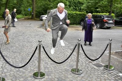 Guido Cantz Moderator springt ueber ein Absperband sportlich zu Gast beim Grand Opening Relais und Chateaux Hotel Diepeschrather M?hle Muehle by Nelson M?ller Mueeler am 26.05.2025 in Bergisch Gladbach NRW Deutschland *** Guido Cantz Moderator jumps over a barrier belt sporty guest at the Grand Opening Relais and Chateaux Hotel Diepeschrather M?hle Muehle by Nelson M?ller Mueeler on 26 05 2025 in Bergisch Gladbach NRW Germany-stock-foto