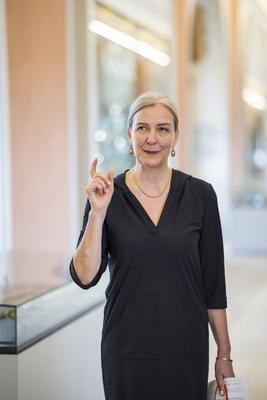 Langer Gang Marion Ackermann, Generaldirektorin der Staatlichen Kunstsammlungen Dresden (SKD) Presserundgang anl?sslich-stock-foto