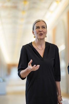 Langer Gang Marion Ackermann, Generaldirektorin der Staatlichen Kunstsammlungen Dresden (SKD) Presserundgang anl?sslich-stock-foto
