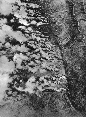 Bildnummer: 55858851  Datum: 01.01.1918  Copyright: imago/United ArchivesFirst World War Chemical Warfare : A flier s view of a German gas attack , on the Eastern Front Mono Book Illustration kbdig 2011 hoch Early 20th Century WW1 Erster Weltkrieg Krieg 1. WWI World War One Aerial view Birds eye view Destruction Aftermarth Clouds of smoke Burning Chemical weapons 55858851 Date 01 01 1918 Copyright Imago United Archives First World was Chemical Warfare a flier S View of a German Gas Attack ON The Eastern Front Mono Book Illustration Kbdig 2011 vertical Early 20th Century  first World War II War 1 WWI World was One Aerial View Birds Eye View Destruction Aftermarth Clouds of Smoke Burning Chemical Weapons-stock-foto