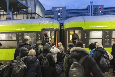 Hauptbahnhof Stuttgart. Bahnsteig mit Zug von Flixtrain. // 19.12.2024: Stuttgart, Baden-W?rttemberg, Deutschland, Europ-stock-foto